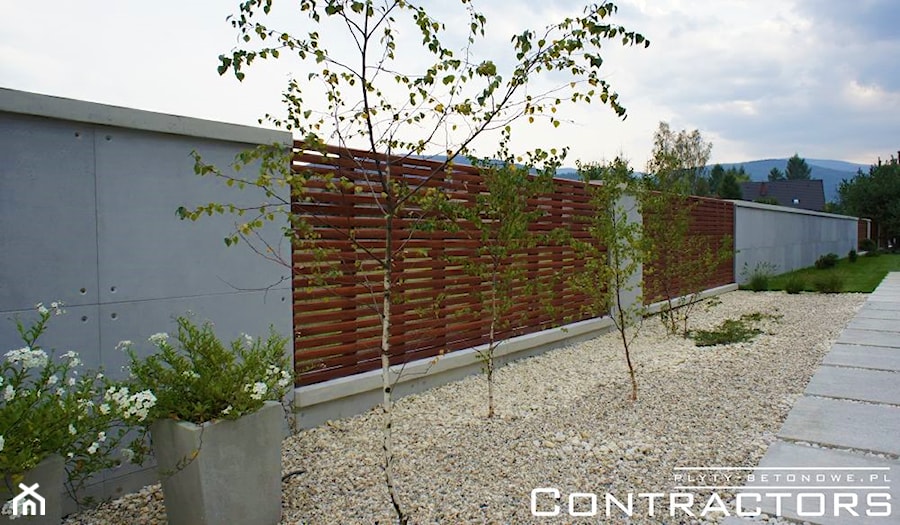 Nowoczesne ogrodzenia z betonu architektonicznego - zdjęcie od CONTRACTORS beton architektoniczny