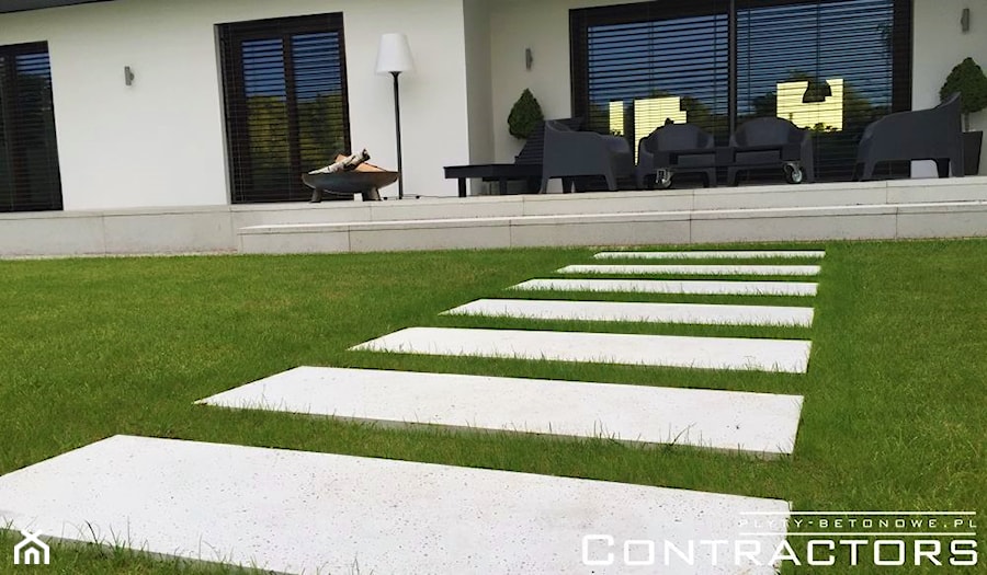 Ogrodowe płyty z betonu architektonicznego - zdjęcie od CONTRACTORS beton architektoniczny