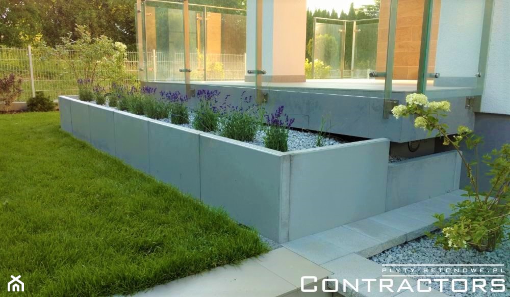 Ogrodowe płyty z betonu architektonicznego - zdjęcie od CONTRACTORS beton architektoniczny - Homebook