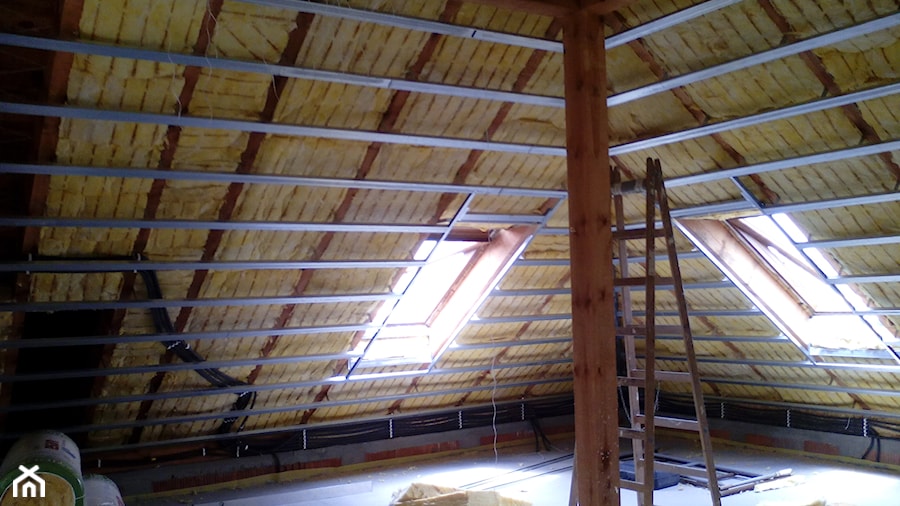 Kompleksowa zabudowa poddasza dachu kopertowego w jednej płaszczyżnie - zdjęcie od iNTERIOR
