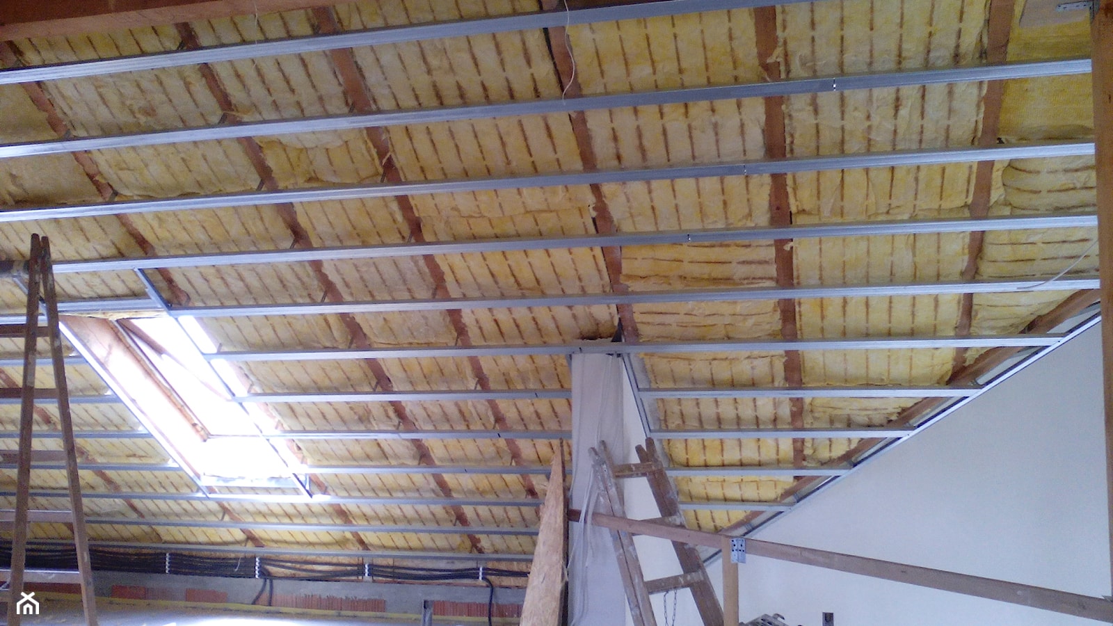 Kompleksowa zabudowa skomplikowanego poddasza dachu kopertowego . - zdjęcie od iNTERIOR - Homebook