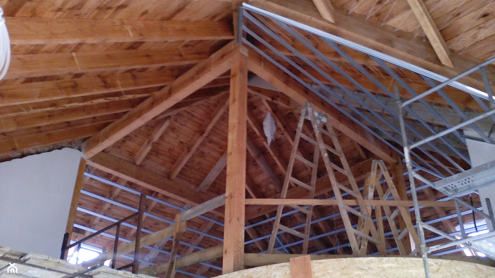 Kompleksowa zabudowa skomplikowanego poddasza dachu kopertowego . - zdjęcie od iNTERIOR - Homebook