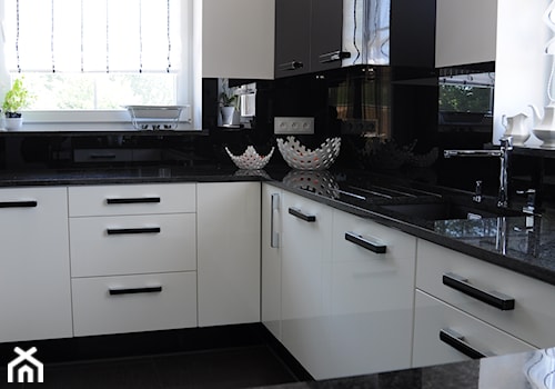 Projekt domu biało - czarny - Kuchnia, styl nowoczesny - zdjęcie od edytabielarczyk