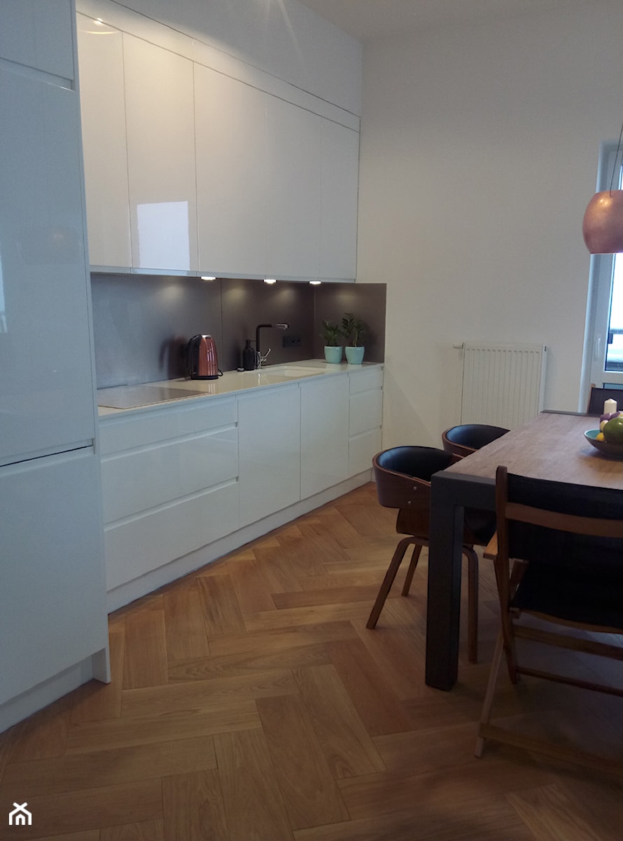 Mieszkanie - Średnia otwarta z salonem z kamiennym blatem biała z zabudowaną lodówką z podblatowym zlewozmywakiem kuchnia jednorzędowa z oknem, styl skandynawski - zdjęcie od edytabielarczyk