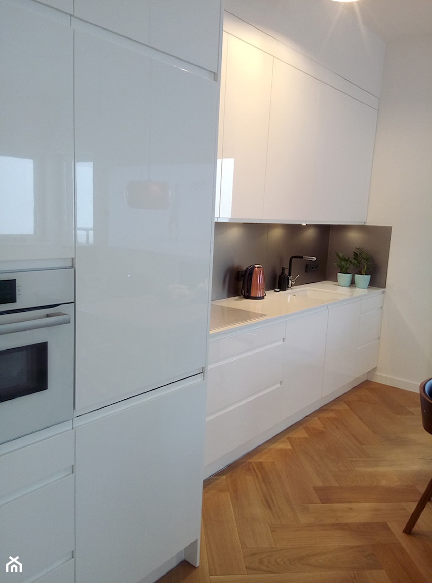 Mieszkanie - Średnia otwarta z kamiennym blatem biała z zabudowaną lodówką z podblatowym zlewozmywakiem kuchnia jednorzędowa, styl nowoczesny - zdjęcie od edytabielarczyk