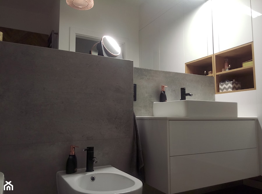 Mieszkanie - Mała bez okna z lustrem łazienka, styl skandynawski - zdjęcie od edytabielarczyk