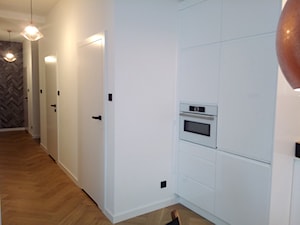Mieszkanie - Średni biały szary hol / przedpokój, styl skandynawski - zdjęcie od edytabielarczyk