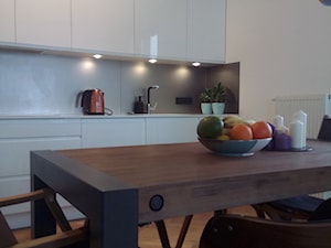 Mieszkanie - Mała otwarta z salonem z kamiennym blatem biała kuchnia jednorzędowa, styl industrialny - zdjęcie od edytabielarczyk