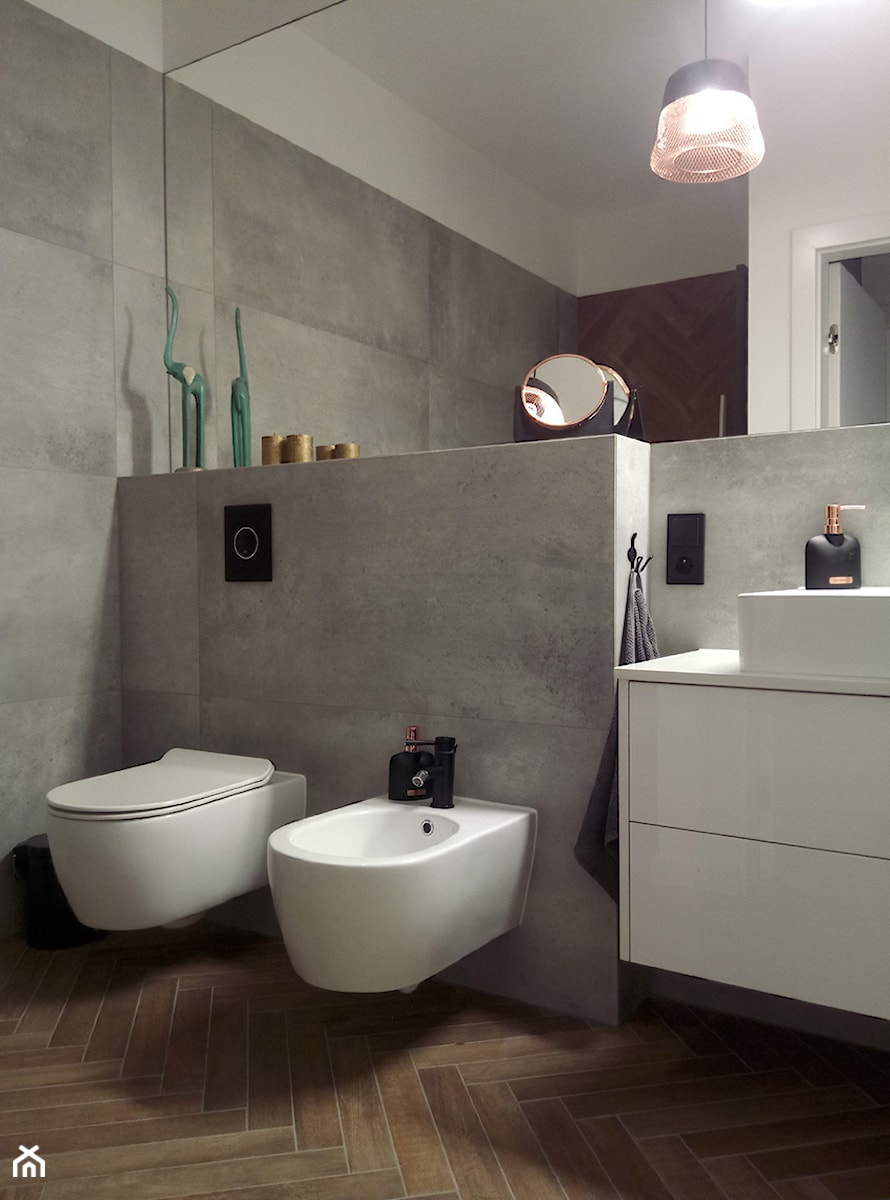 Mieszkanie - Mała na poddaszu bez okna z lustrem łazienka, styl skandynawski - zdjęcie od edytabielarczyk