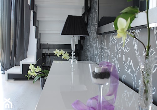 Projekt domu biało - czarny - Salon, styl nowoczesny - zdjęcie od edytabielarczyk
