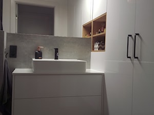 Mieszkanie - Mała na poddaszu bez okna z lustrem łazienka, styl skandynawski - zdjęcie od edytabielarczyk