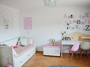 Pokój na lata dla 3-latki - Średni biały pokój dziecka dla dziecka dla dziewczynki - zdjęcie od Pracownia Projektowa Shekoku