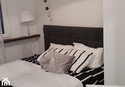 kawalerka - Mała biała szara sypialnia - zdjęcie od Joanna Tołwińska