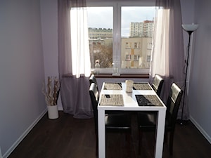 Mieszkanie Sukienna - Mała szara jadalnia jako osobne pomieszczenie - zdjęcie od Joanna Tołwińska