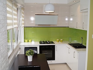 Mieszkanie Wyszyńskiego - Mała zamknięta biała zielona z podblatowym zlewozmywakiem kuchnia w kształcie litery l, styl nowoczesny - zdjęcie od Joanna Tołwińska