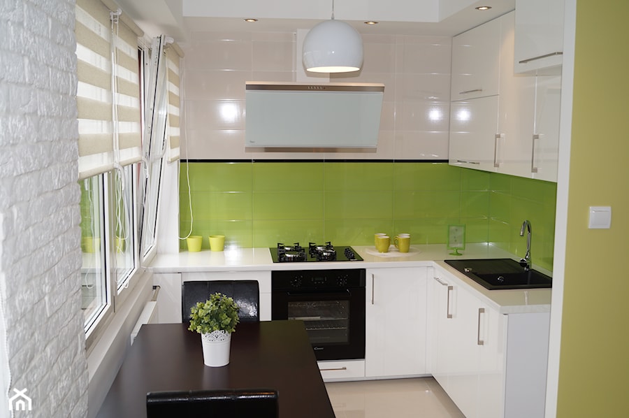 Mieszkanie Wyszyńskiego - Mała zamknięta biała zielona z podblatowym zlewozmywakiem kuchnia w kształcie litery l, styl nowoczesny - zdjęcie od Joanna Tołwińska