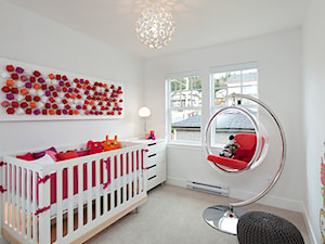 inne - Średni biały z panelami tapicerowanymi pokój dziecka dla niemowlaka dla dziewczynki, styl nowoczesny - zdjęcie od lola5