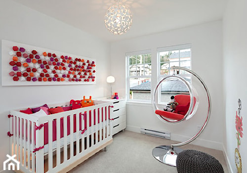 inne - Średni biały z panelami tapicerowanymi pokój dziecka dla niemowlaka dla dziewczynki, styl nowoczesny - zdjęcie od lola5