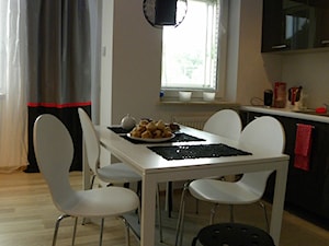 "OKO na kawalerkę" - Średnia biała jadalnia w kuchni - zdjęcie od K-STUDIO Architekt Wnętrz Katarzyna Miłkowska