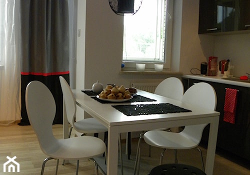 "OKO na kawalerkę" - Średnia biała jadalnia w kuchni - zdjęcie od K-STUDIO Architekt Wnętrz Katarzyna Miłkowska