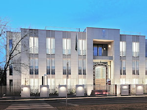 Ambasada i Rezydencja Ambasadora Królestwa Arabii Saudyjskiej - Duże dwupiętrowe domy wielorodzinne murowane - zdjęcie od XYstudio