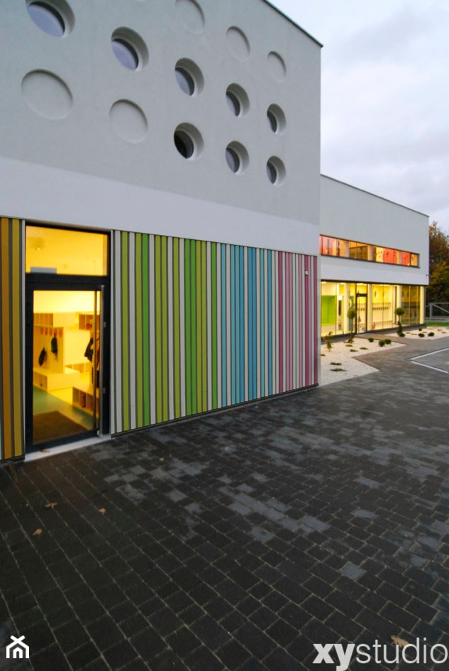 Przedszkole w Markach - Duże jednopiętrowe nowoczesne domy murowane - zdjęcie od XYstudio