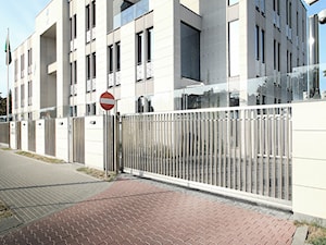 Ambasada i Rezydencja Ambasadora Królestwa Arabii Saudyjskiej - Dwupiętrowe nowoczesne domy willowe wielorodzinne murowane - zdjęcie od XYstudio