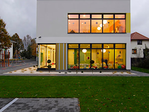 Przedszkole w Markach - Duże jednopiętrowe nowoczesne domy murowane - zdjęcie od XYstudio