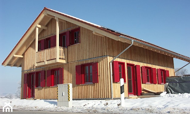 drewniany dom pasywny, czerwone okennice