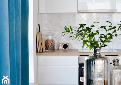 Mieszkanie II w zabudowie wielorodzinnej - Średnia biała z zabudowaną lodówką kuchnia jednorzędowa z oknem, styl skandynawski - zdjęcie od SAŁATA-Pracownia Architektury Wnętrz