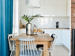 Mieszkanie II w zabudowie wielorodzinnej - Średnia biała jadalnia w kuchni, styl skandynawski - zdjęcie od SAŁATA-Pracownia Architektury Wnętrz