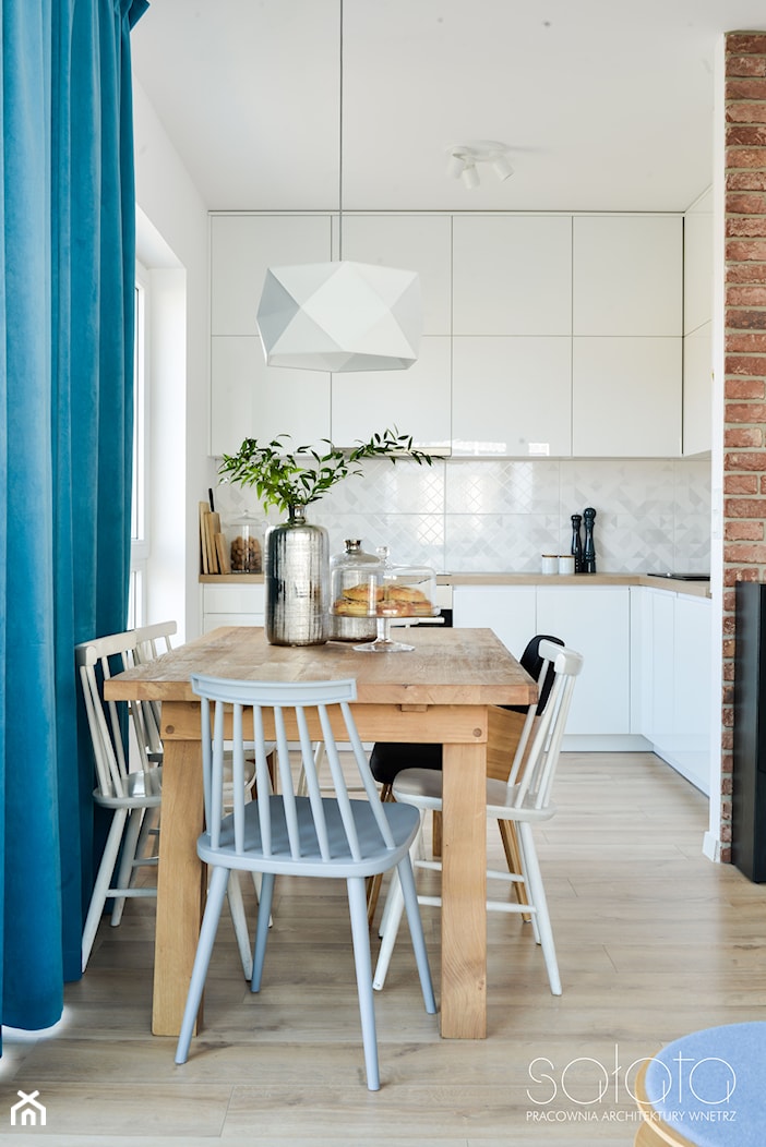 Mieszkanie II w zabudowie wielorodzinnej - Średnia biała jadalnia w kuchni, styl skandynawski - zdjęcie od SAŁATA-Pracownia Architektury Wnętrz - Homebook
