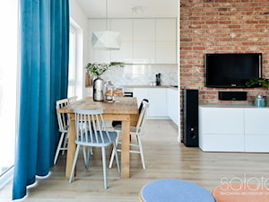 Mieszkanie II w zabudowie wielorodzinnej - Średnia biała jadalnia w salonie w kuchni, styl skandynawski - zdjęcie od SAŁATA-Pracownia Architektury Wnętrz