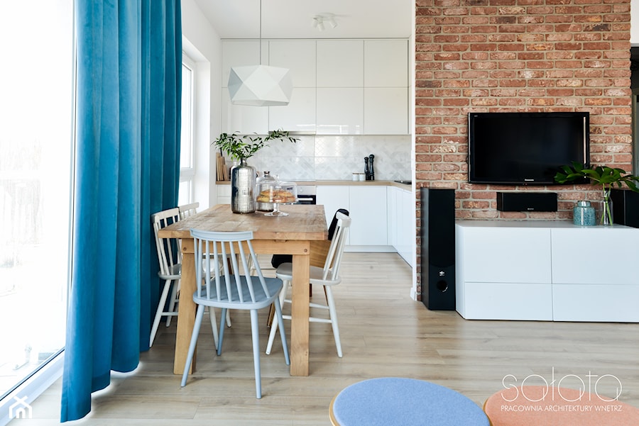 Mieszkanie II w zabudowie wielorodzinnej - Średnia biała jadalnia w salonie w kuchni, styl skandynawski - zdjęcie od SAŁATA-Pracownia Architektury Wnętrz