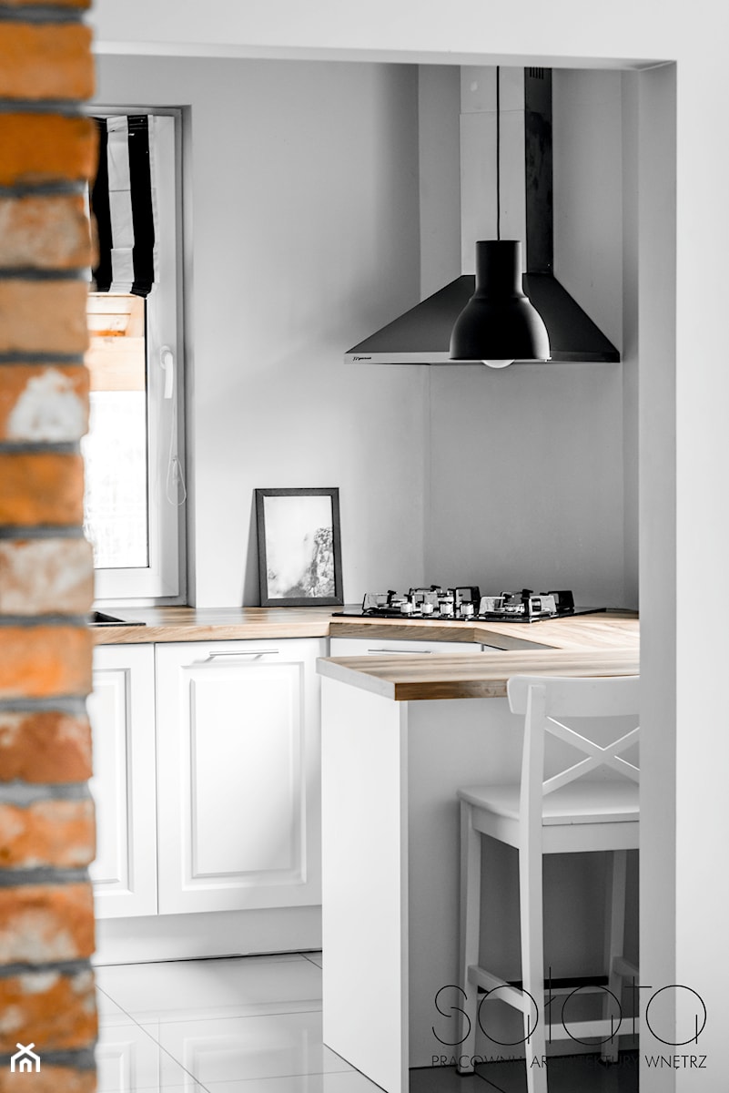 Dom jednorodzinny, Maszewo. - Otwarta biała z zabudowaną lodówką kuchnia w kształcie litery g - zdjęcie od SAŁATA-Pracownia Architektury Wnętrz