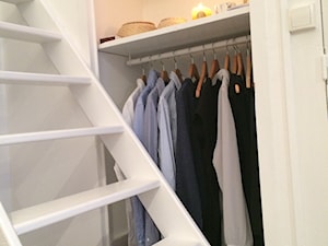 Kawalerka - Mała zamknięta garderoba przy sypialni, styl minimalistyczny - zdjęcie od Agnieszka Szy 61
