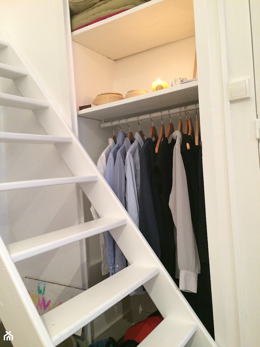 Kawalerka - Mała zamknięta garderoba przy sypialni, styl minimalistyczny - zdjęcie od Agnieszka Szy 61
