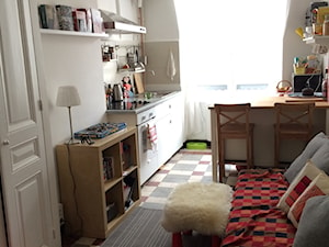 Kawalerka - Mała szara jadalnia w salonie w kuchni, styl skandynawski - zdjęcie od Agnieszka Szy 61