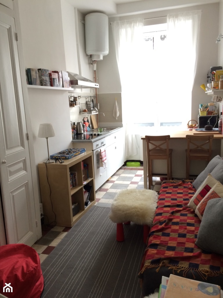 Kawalerka - Mała szara jadalnia w salonie w kuchni, styl skandynawski - zdjęcie od Agnieszka Szy 61