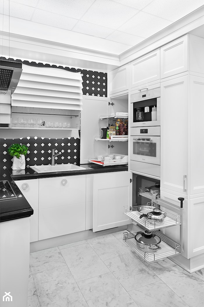 Aranżacje - Średnia otwarta biała czarna z zabudowaną lodówką z podblatowym zlewozmywakiem kuchnia w kształcie litery u, styl nowoczesny - zdjęcie od PEKA - Homebook