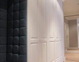 szafy hol z wnęką tapicerowaną - zdjęcie od Artystyczna Manufaktura - klasyczne meble na wymiar - Homebook