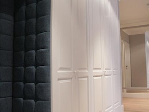 szafy hol z wnęką tapicerowaną - zdjęcie od Artystyczna Manufaktura - klasyczne meble na wymiar