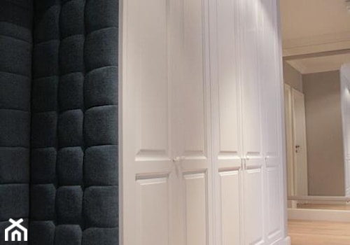 szafy hol z wnęką tapicerowaną - zdjęcie od Artystyczna Manufaktura - klasyczne meble na wymiar