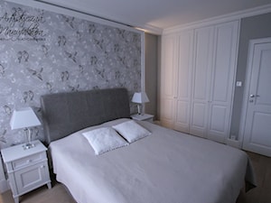 sypialnia w szarościach i bieli - zdjęcie od Artystyczna Manufaktura - klasyczne meble na wymiar