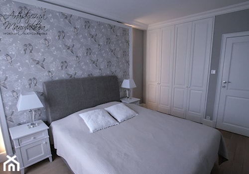 sypialnia w szarościach i bieli - zdjęcie od Artystyczna Manufaktura - klasyczne meble na wymiar