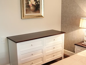 klasyczna sypialnia - komoda drewno olcha - zdjęcie od Artystyczna Manufaktura - klasyczne meble na wymiar