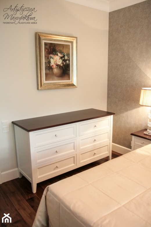 klasyczna sypialnia - komoda drewno olcha - zdjęcie od Artystyczna Manufaktura - klasyczne meble na wymiar - Homebook