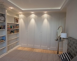 szafy oraz biblioteka w sypialni - zdjęcie od Artystyczna Manufaktura - klasyczne meble na wymiar - Homebook