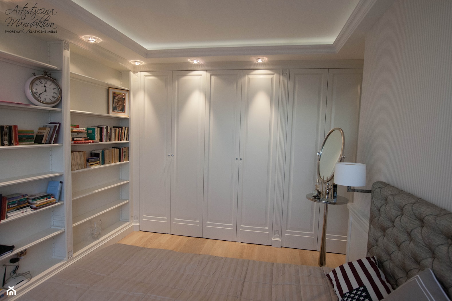 szafy oraz biblioteka w sypialni - zdjęcie od Artystyczna Manufaktura - klasyczne meble na wymiar - Homebook