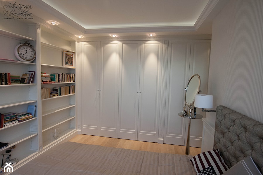 szafy oraz biblioteka w sypialni - zdjęcie od Artystyczna Manufaktura - klasyczne meble na wymiar